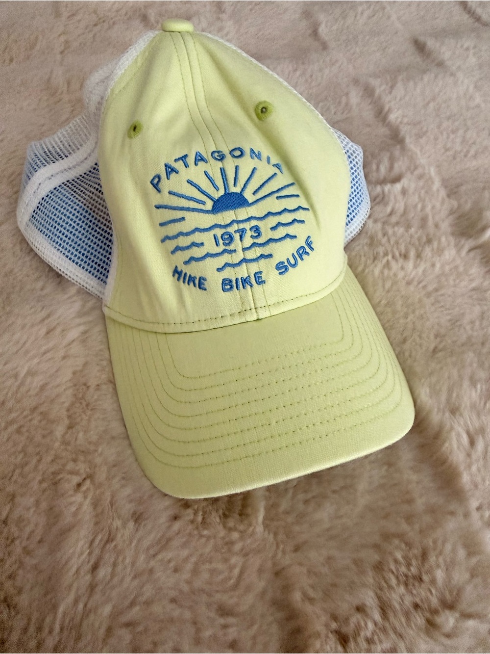 Womenโs Patagonia Cap Hat Trucker Style Hike Bike Surf Light Yellow